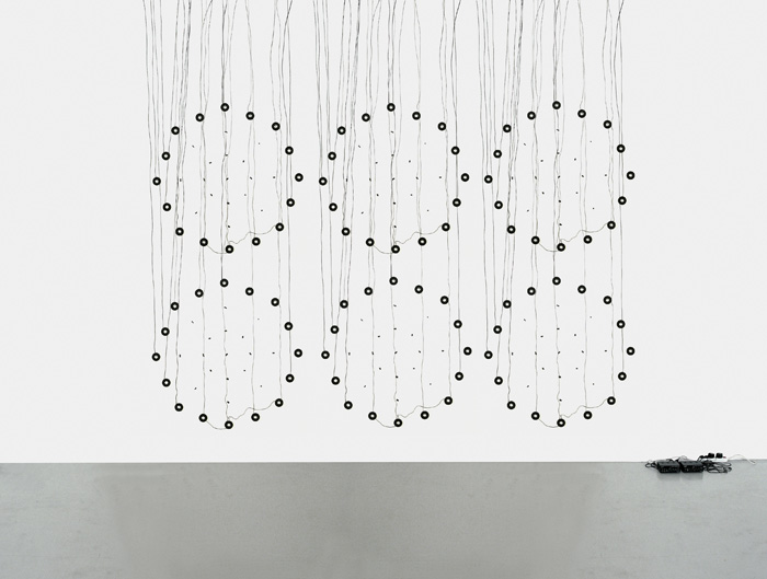 Sans-titre-2010_Installation-sonore_projet_Cables-haut-parleurs-scotch-ampli-lecteur.jpg