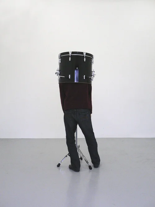 Sans-titre-2010_Installation-sonore-pied-metallique-grosse-caisse-lecteur-ampli-haut-parleurs.jpg