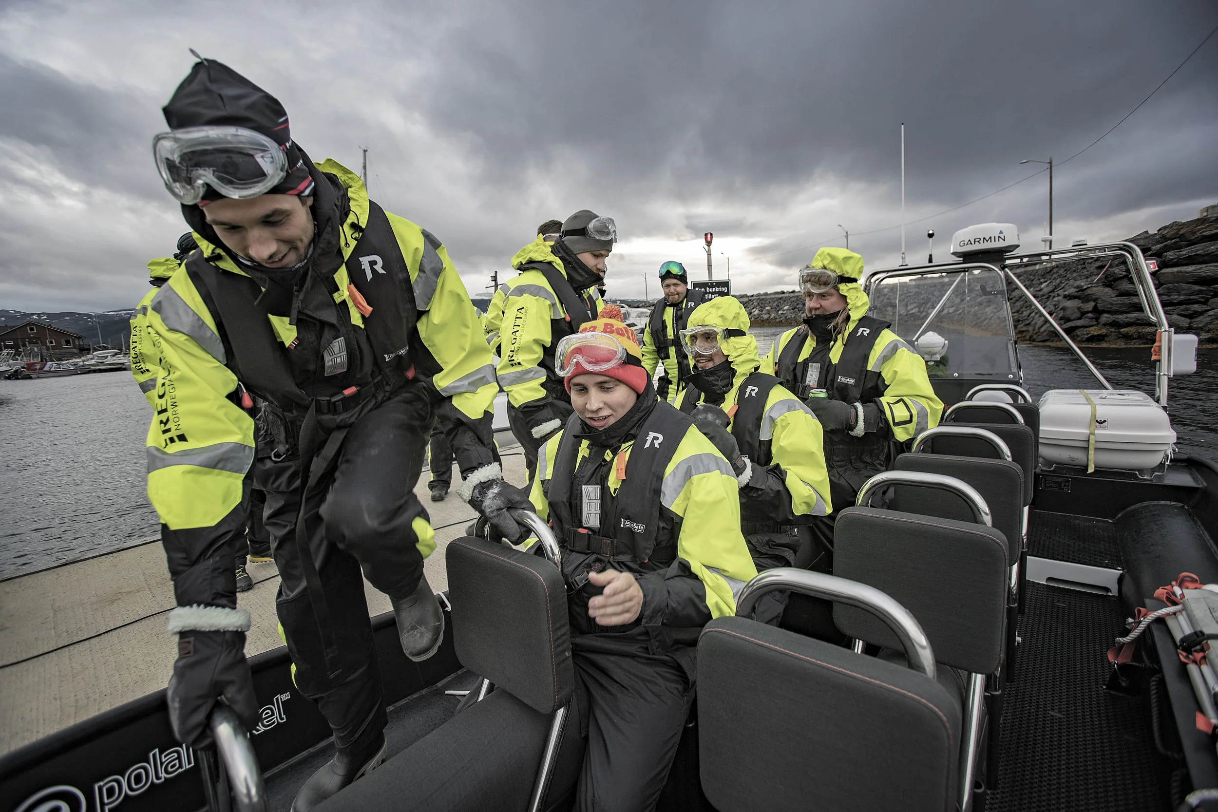 OVERSKYLLING: RIB-en fra Polarcirkel har plass til 12 passasjerer og 2 guider. Skyene ser mørke ut, men regnet sov i skyene. Turen ble vellykket, og toppet med en overskylling og to.