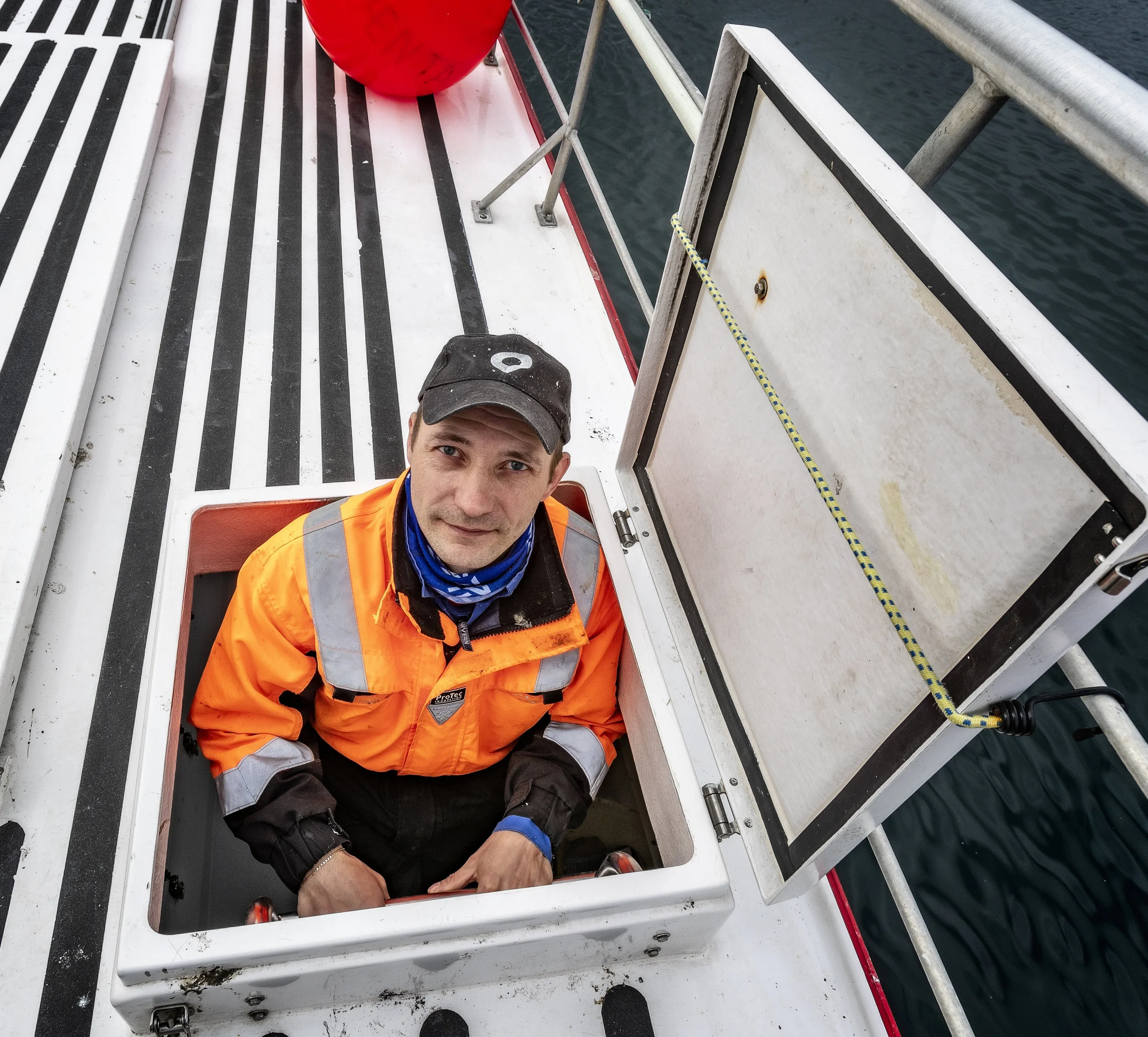 TUNGT VANN: Det er fysisk tungt å være på havet, med løfting av linestamper og bløgging av fisk på en arbeidsplass som aldri er i ro. – Når vi kommer på land er alt glemt, tror vi må være den dummeste rasen som finnes, ler Kent Are Esbensen godt.