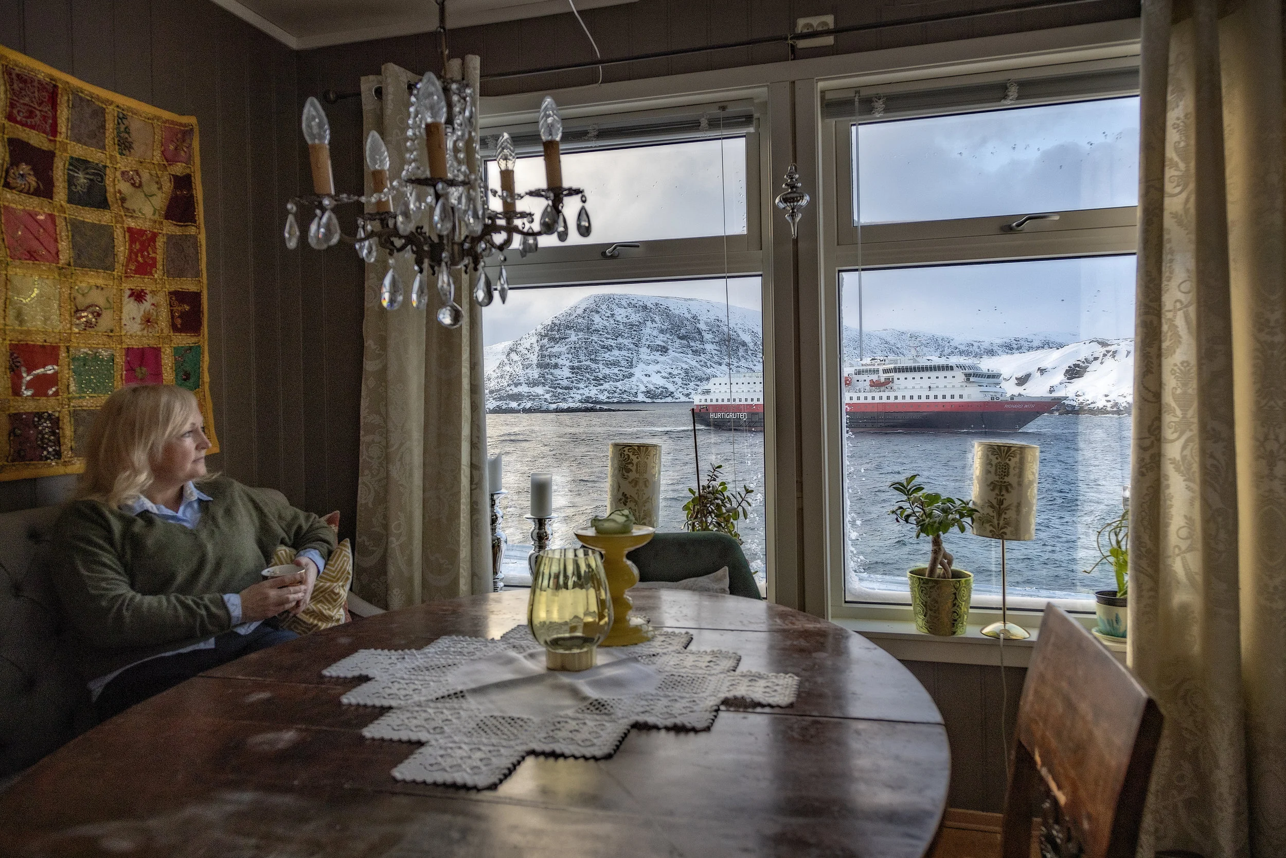 Rykende fersk morgenkaffe i koppen. Anne Giæver kikker bort på bommen. Er den nede, må hjemmebesøk avlyses. Da er også ambulansetransport til Hammerfest uaktuelt. For her er det improvisering som gjelder, ikke innlærte sykepleie-prosedyrer.