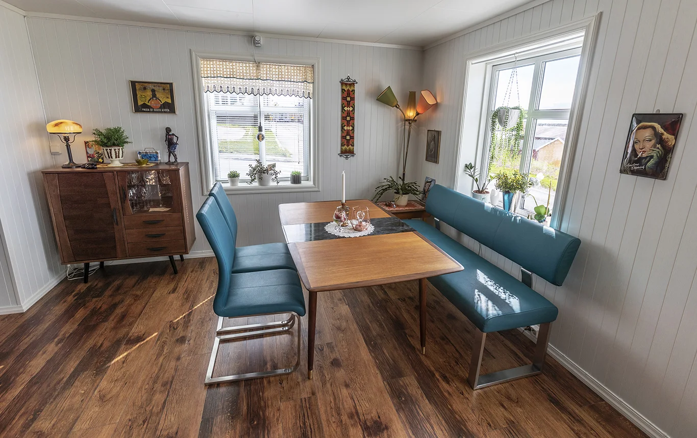 - Det er herlig å se ut mot Barentshavet når vinden tar tak. Kjerringene utenfor holder seg i veiskiltene og får pusten igjen i håndveska!