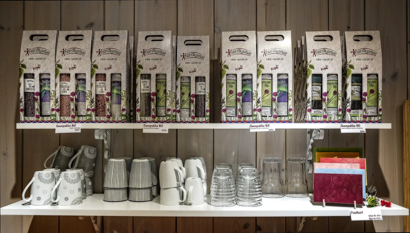 KAFÉ: Utmarksgården har også en liten kafé. Der selger Nordlysmat både egne og andre småprodusenters varer. Jo flere lokale produkter, jo bedre er tanken.