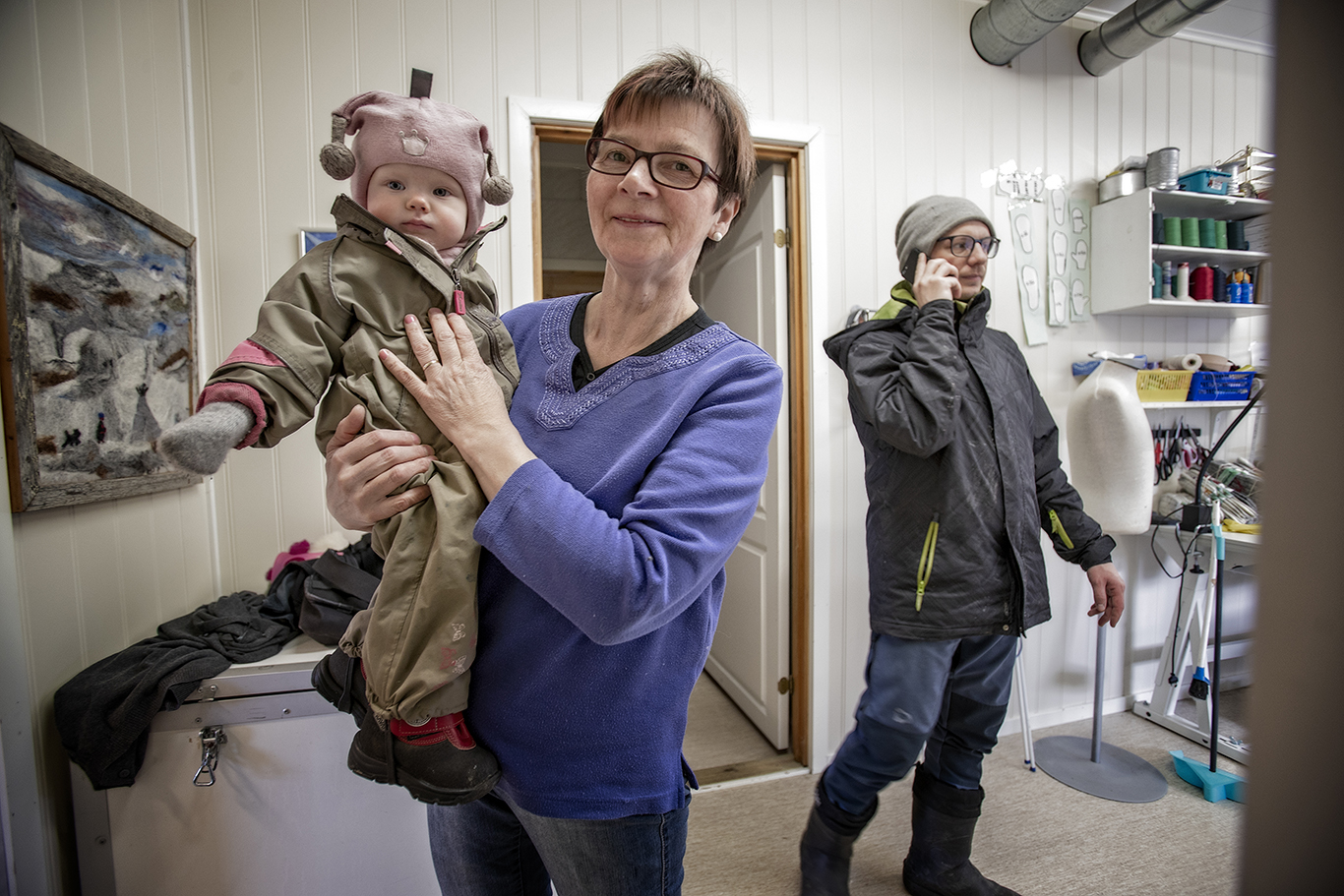 BARNEBARN: Familien er viktig for suksessen, og har alltid vært en del av bedriften. Denne dagen kom barnebarnet Elle innom for å hilse på Karen Berit Sara Nedrejord.