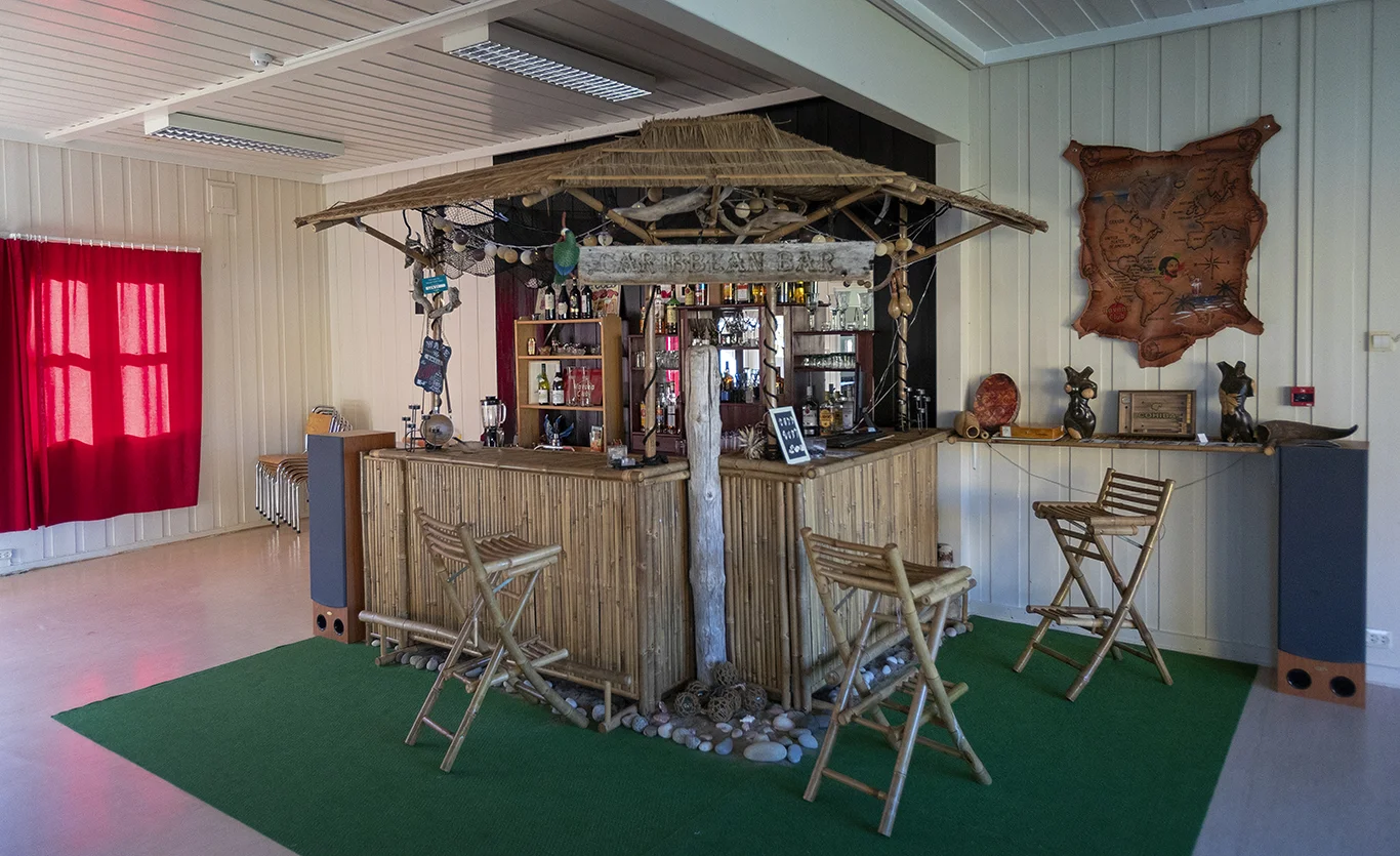 SOM DET IKKE VAR EKSOTISK NOK: Uvanlig nok kan du slappe av i en karibisk bar på en øy i Vest-Finnmark. Forklaringen? Stig Erland Hansens kone er fra Cuba.