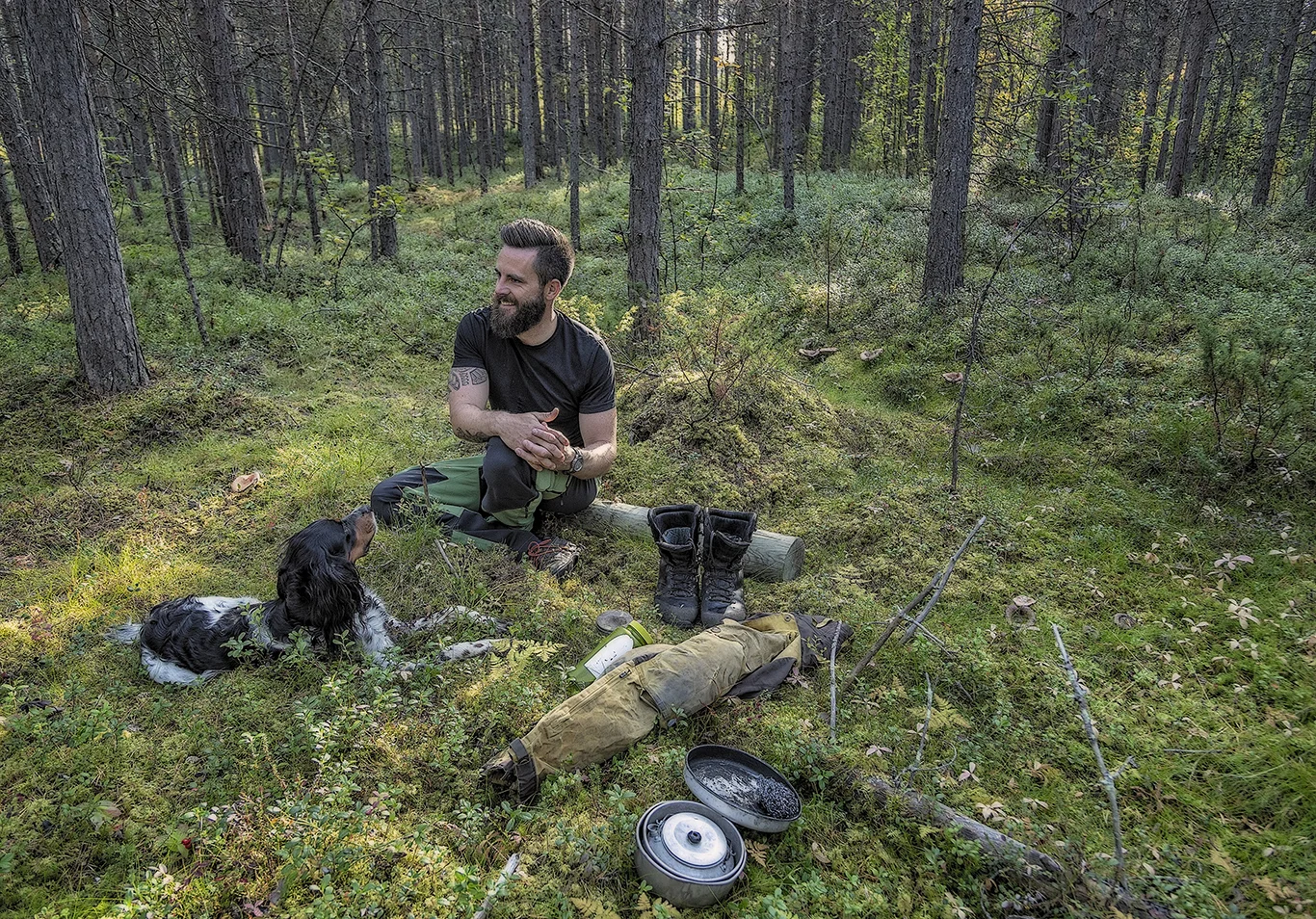 REPARER, IKKE KAST: Hans-Petter Frøhaug er arktisk naturguide i Alta, så jobbantrekket er ikke akkurat dress. Selv om klærne blir slitt, blir de reparert så langt det går.