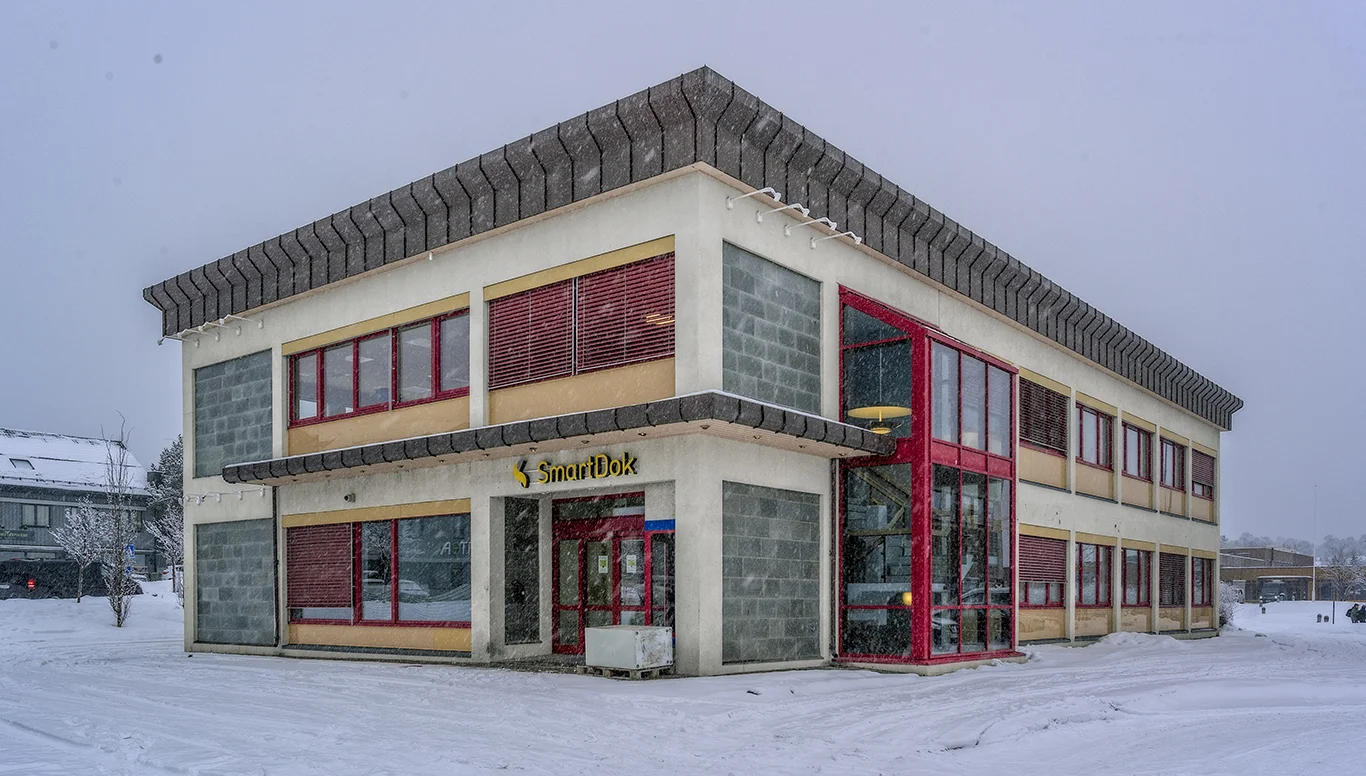 NY DESIGN: Arkitekt Bente Mannsverk og fargedesigner Dagny Thurmann-Moe har forvandlet det gamle bankbygget på innsiden. Alt er tilrettelagt for at de ansatte skal trives.