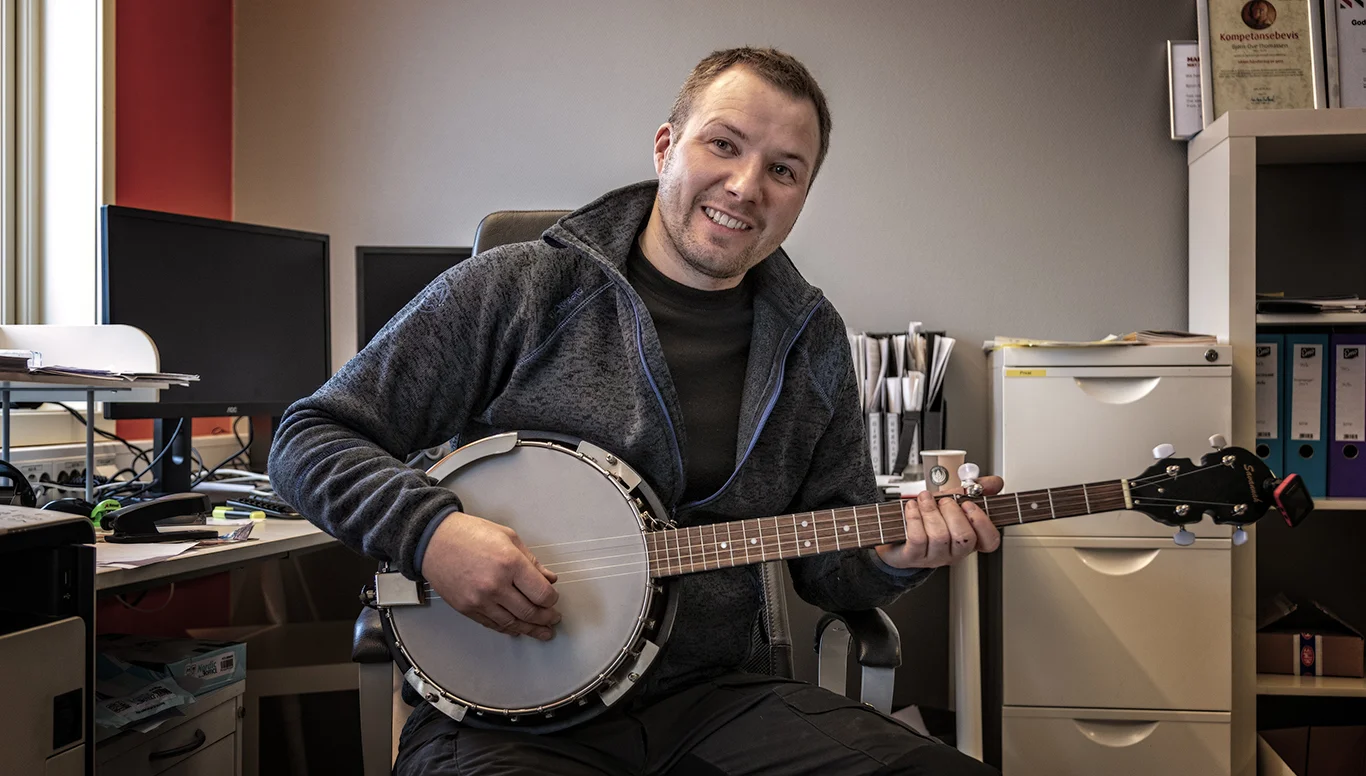 BANJO: Nå som selskapet er solgt og Thomassen «bare» er daglig leder, har han fått seg en ny hobby.