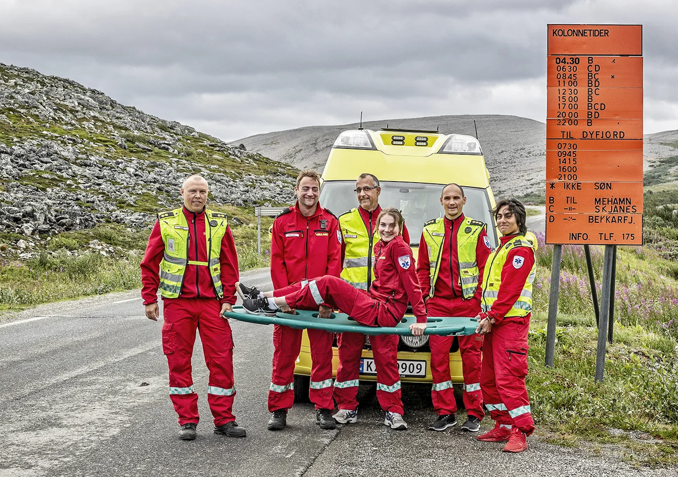 KOLONNE: Når siste kolonne er gått og været er uforsvarlig, hender det de må overnatte i ambulansen. Den første kolonnekjøringen er rett utenfor Kjøllefjord sentrum. (F.v) Dan Børge Weie, Ørjan Olsen, Skjalg Holand, Ronny Harjo og Andreas Ingilæ og Karine Larssen på båren.