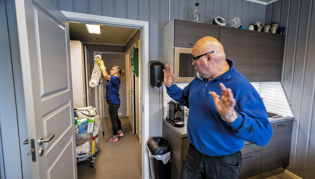 Hos UlriX tar alle i et tak der det behøves, både sjefen selv og samboeren er ikke redd for få skit under neglene.