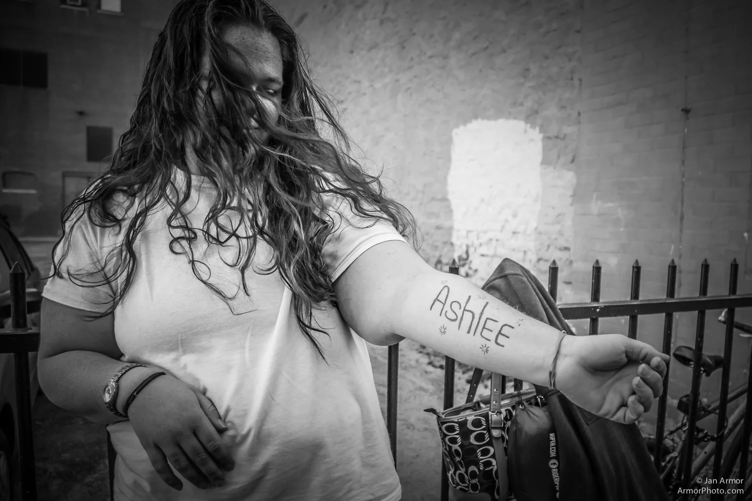 Ashlee asked me to take pictures of her so she can give them to a friend who is in prison.