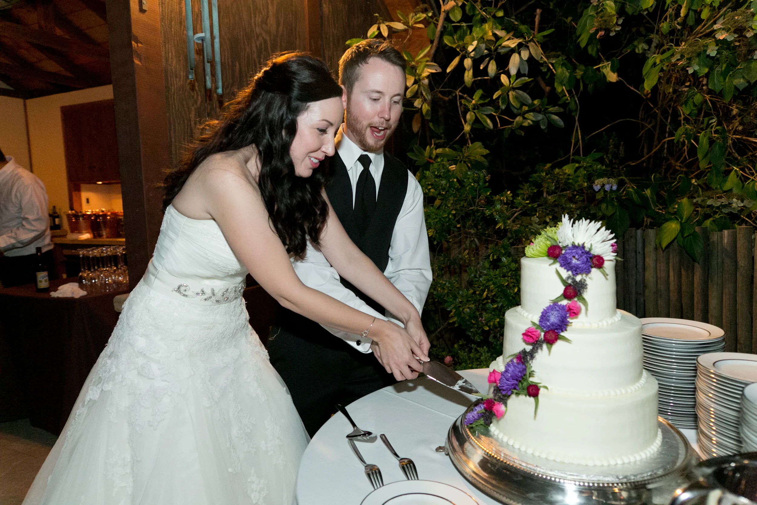bride and groom cutting cake at sebastopol wedding