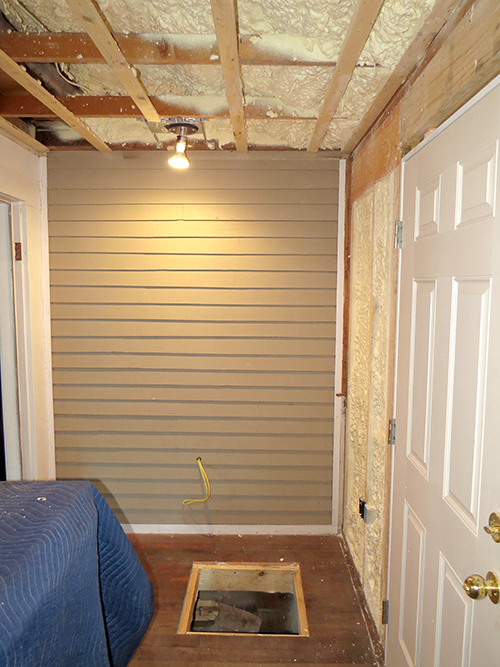  Insulation on the porch and scuttle hatch in the floor 