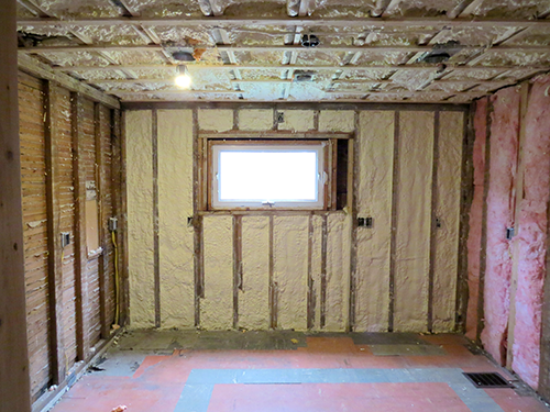  Spray insulation in the kitchen 