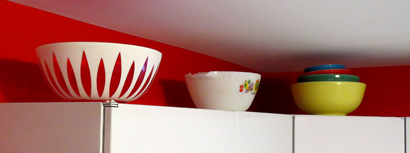 Some vintage Pyrex and other mixing bowls.
