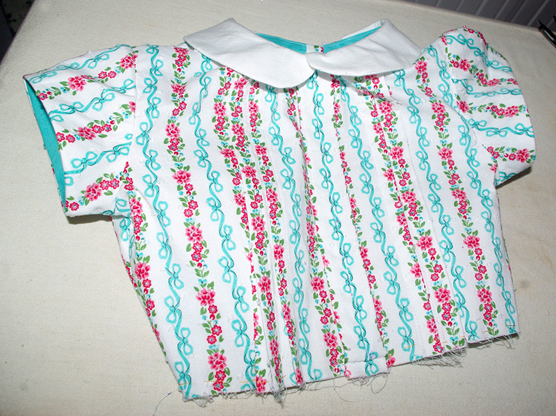 The finished bodice with cap sleeves and peter pan collar.