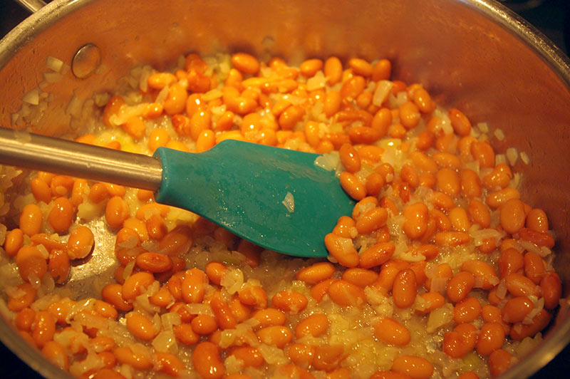 Canned pinto beans with onions and garlic