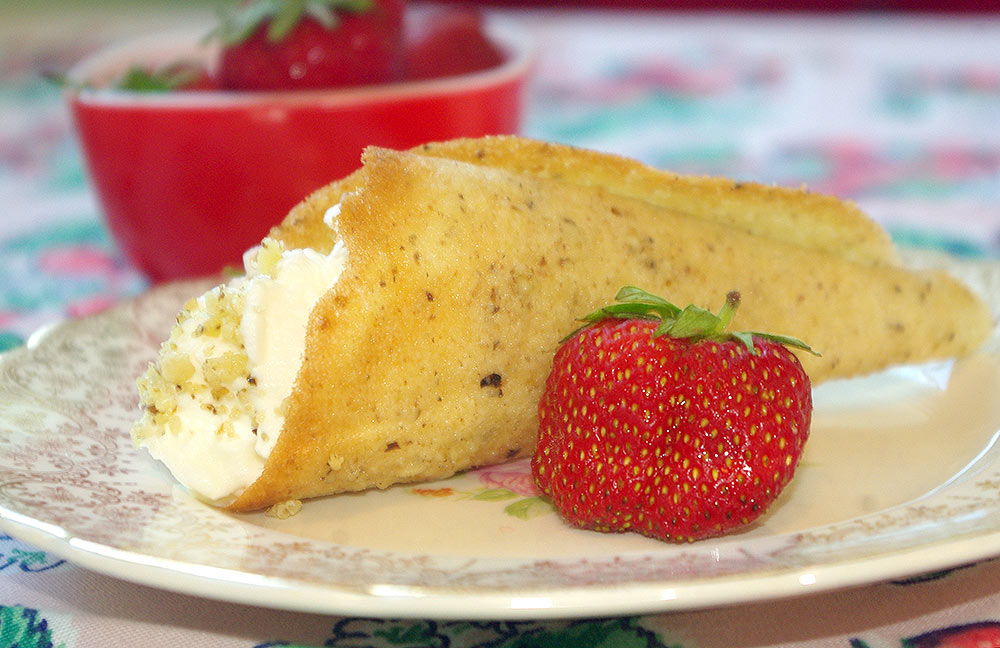 The cornucopias with the plain cream filling.
