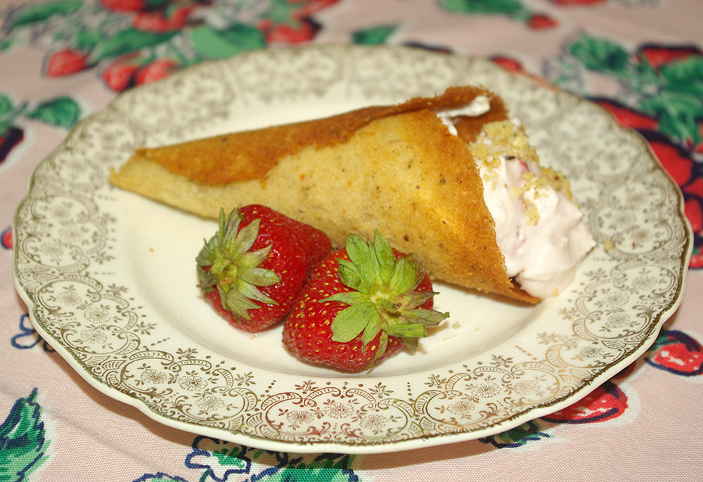 Cornucopias with strawberry-flavored cream filling