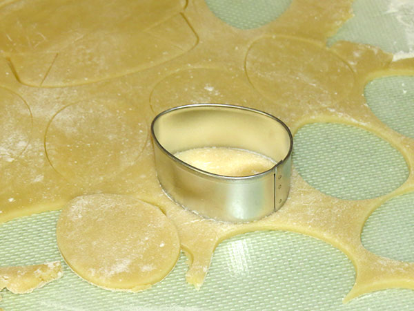 The egg shaped cookie cutter used for alien heads