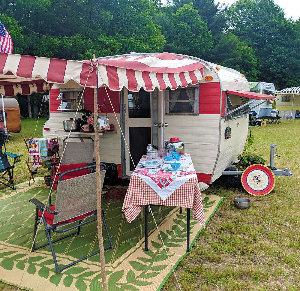Vintage 1950s “canned ham” style camper