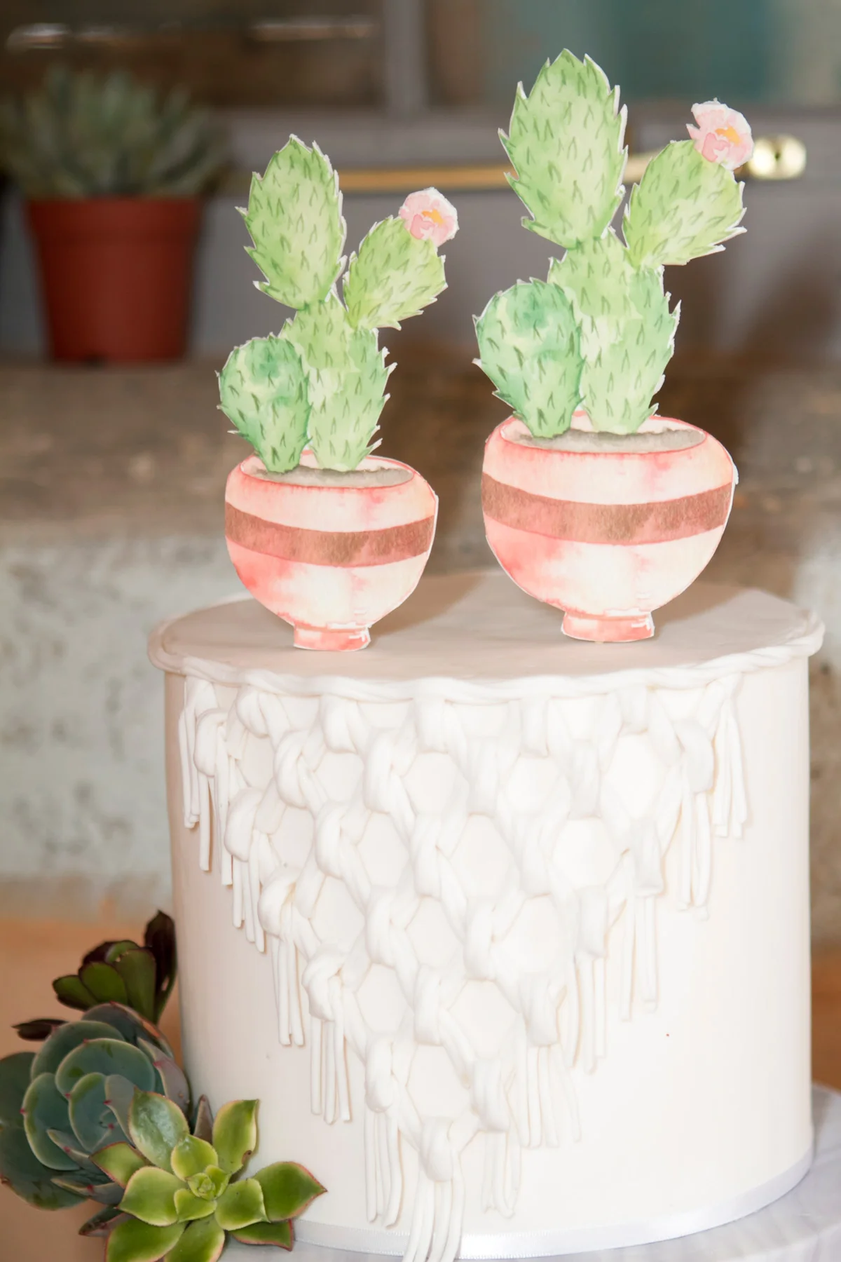 This cake design by Taylor Made Gourmet features a subtle decorative macrame design in fondant and is complemented by the cake topper design based on the watercolour illustration by ELK Prints. 