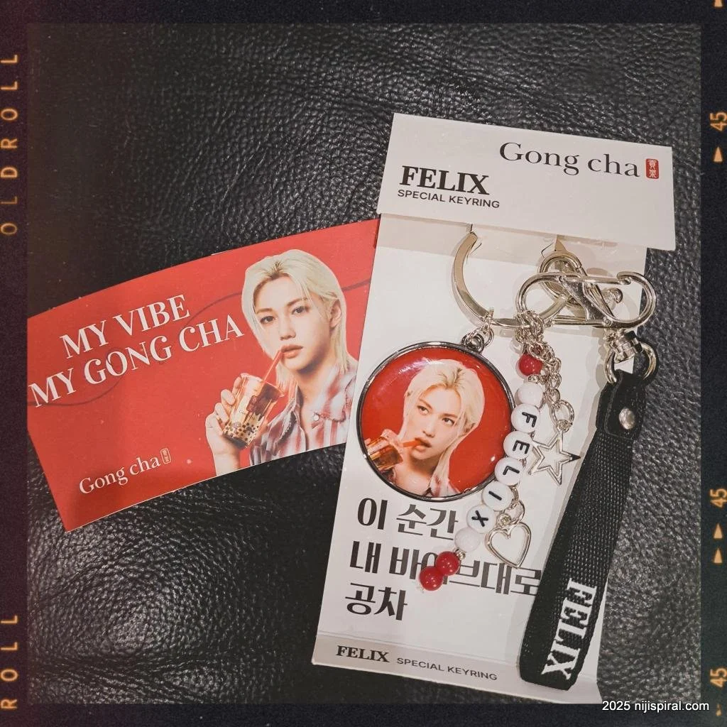 I got a Felix keyring while buying my drink at Gong Cha. They had a choice two different keyrings, but I liked this photo with the straw in his mouth. 
*fan girl internal scream* 😍
.
.
I really like the style of the keyring!
#felix #straykids #gongc