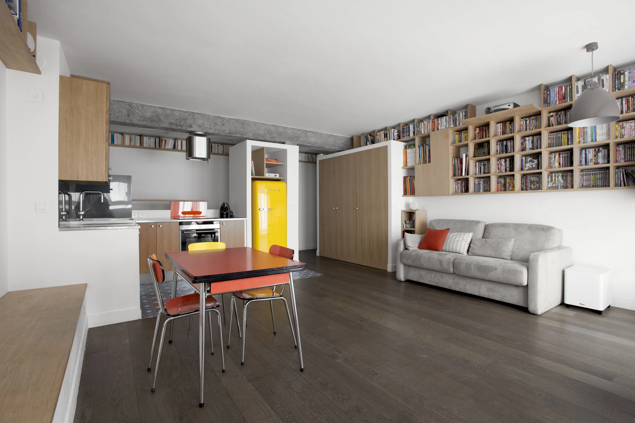 L’ appartement existant , situé dans un immeuble datant des années 60, était très cloisonné, les espaces de nuit et de jour clairement dissociés., avec des pièces peu ou pas larges et très longues. Le jeune couple propriétaire souhaitait un grand espace salon-cuisine ouvert tout en améliorant une salle d’eau petite et mal aménagée.