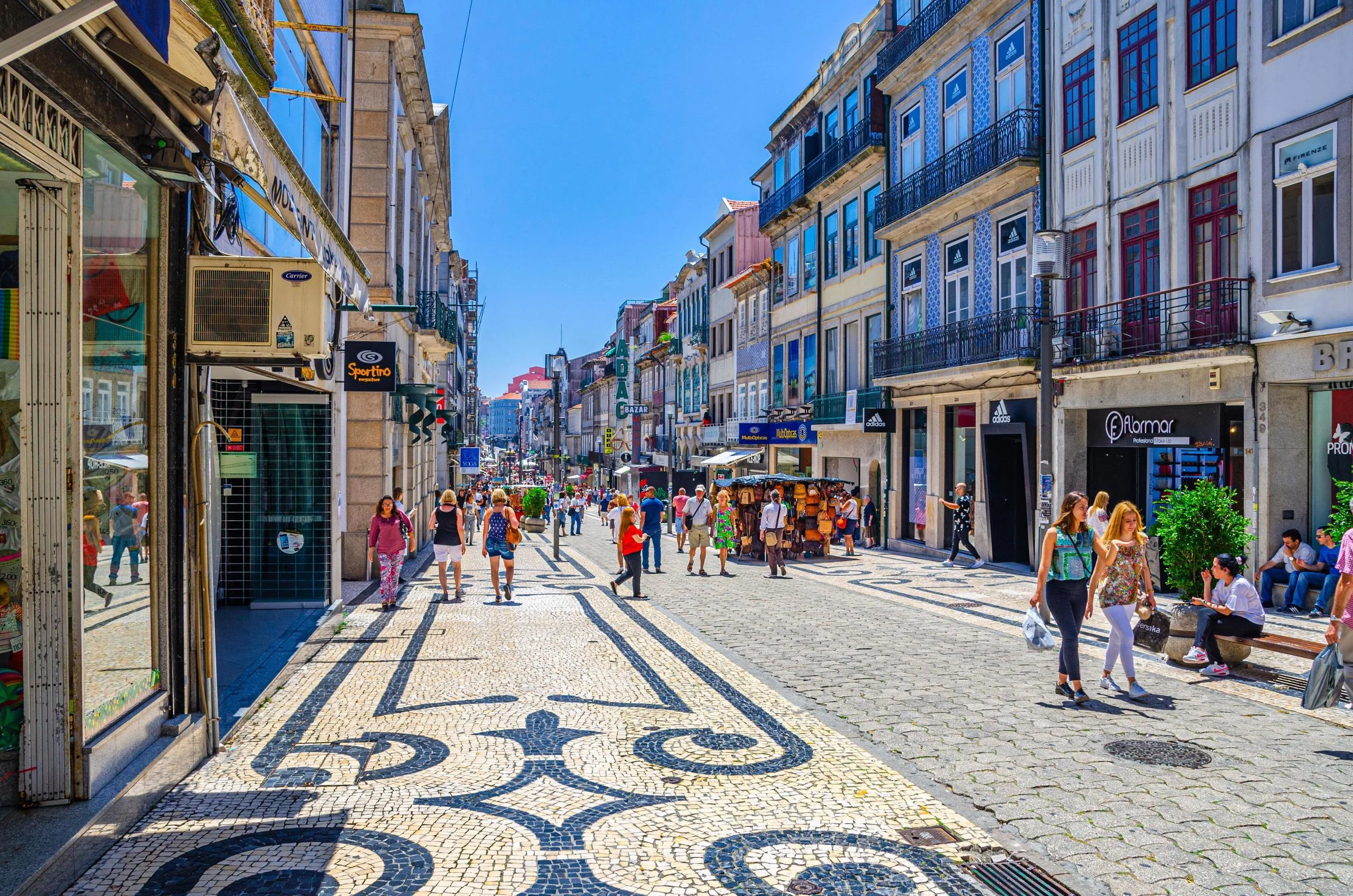 6250154-les-touristes-descendant-la-rua-de-santa-catarina-rue-pietonne-pavee-avec-des-batiments-et-des-maisons-colorees-a-porto-gratuit-photo.jpg