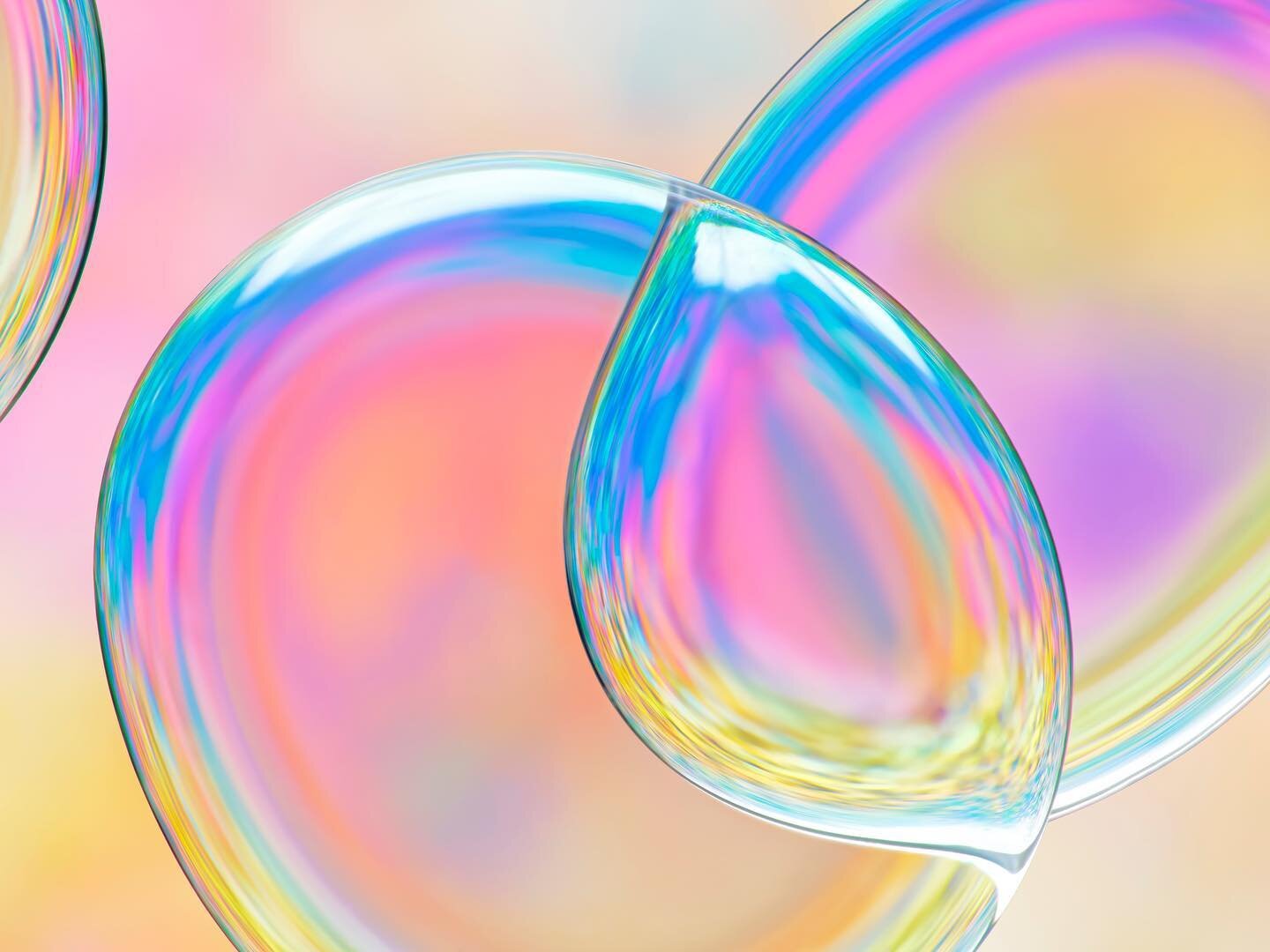 It’s a good day on set when you get to play with 🫧psychedelic bubbles🫧🫧. Always #oddlysatisfying to collaborate with @jamiechungstudio. For @googledesign