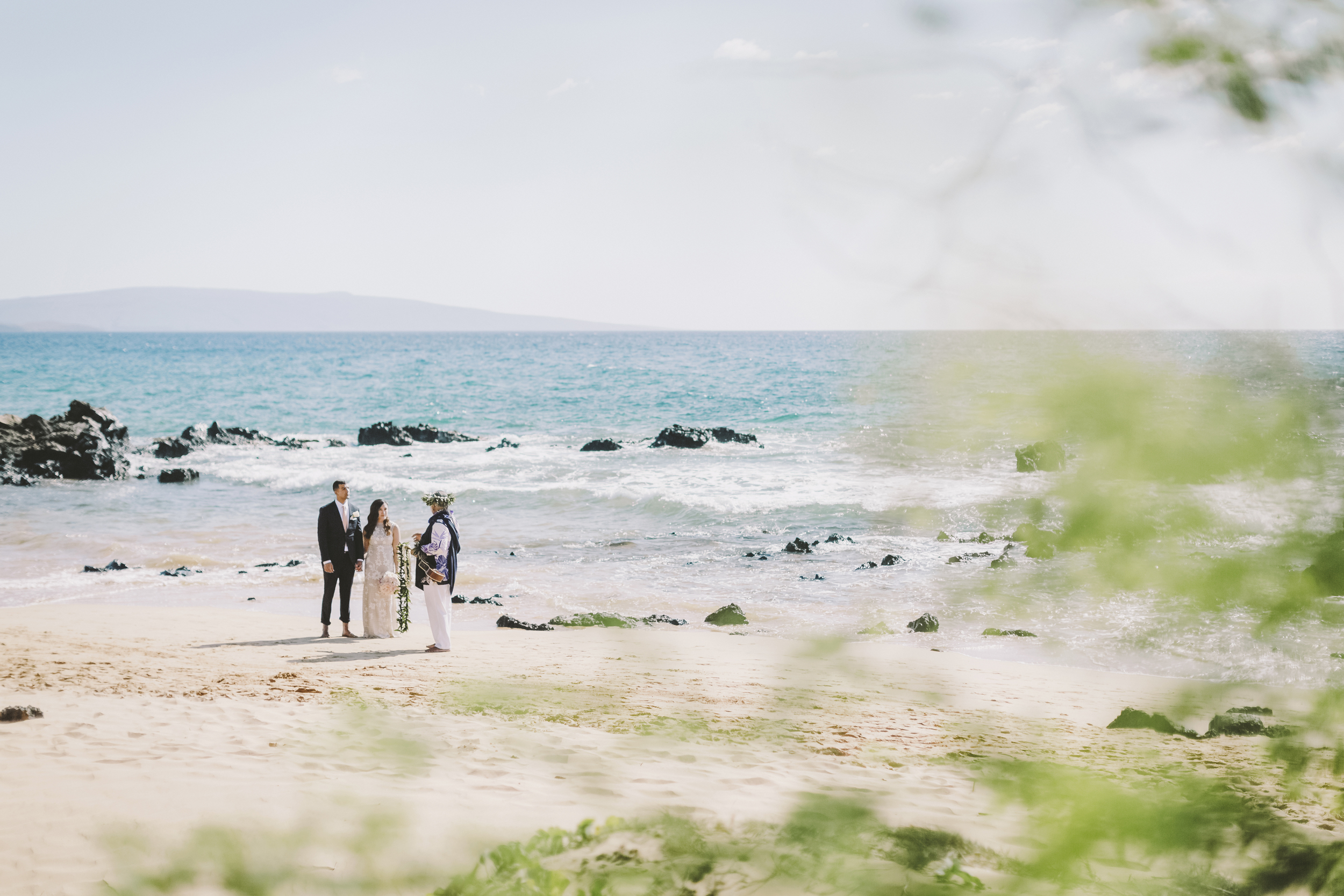 angie-diaz-photography-mokapu-beach-maui-elopement-25.jpg