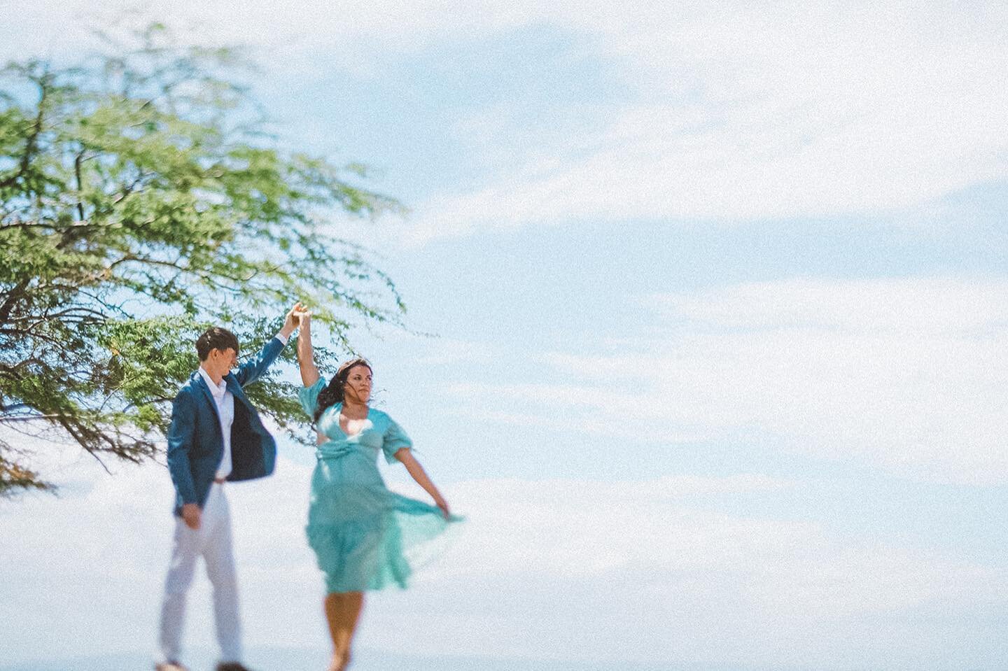 When you know they will never stop dancing together 🥺 #20years going strong. #lovethem @craftedhawaii @kevinbrock.photo @elopehana 

Happy Monday hope your week goes Epic! 

🌞 Ways to support your local community and Maui when u visit 😘 :  👉🏽 Hi