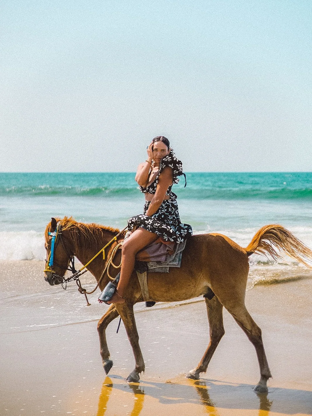 M&aacute;ncora no solo se ve, se siente.
El viento, el caballo, el mar&hellip; y el coraz&oacute;n completamente lleno.
Cabalgar frente al oc&eacute;ano en las playas del norte del Per&uacute; 🌊.
Momentos que te recuerdan lo peque&ntilde;o que eres 