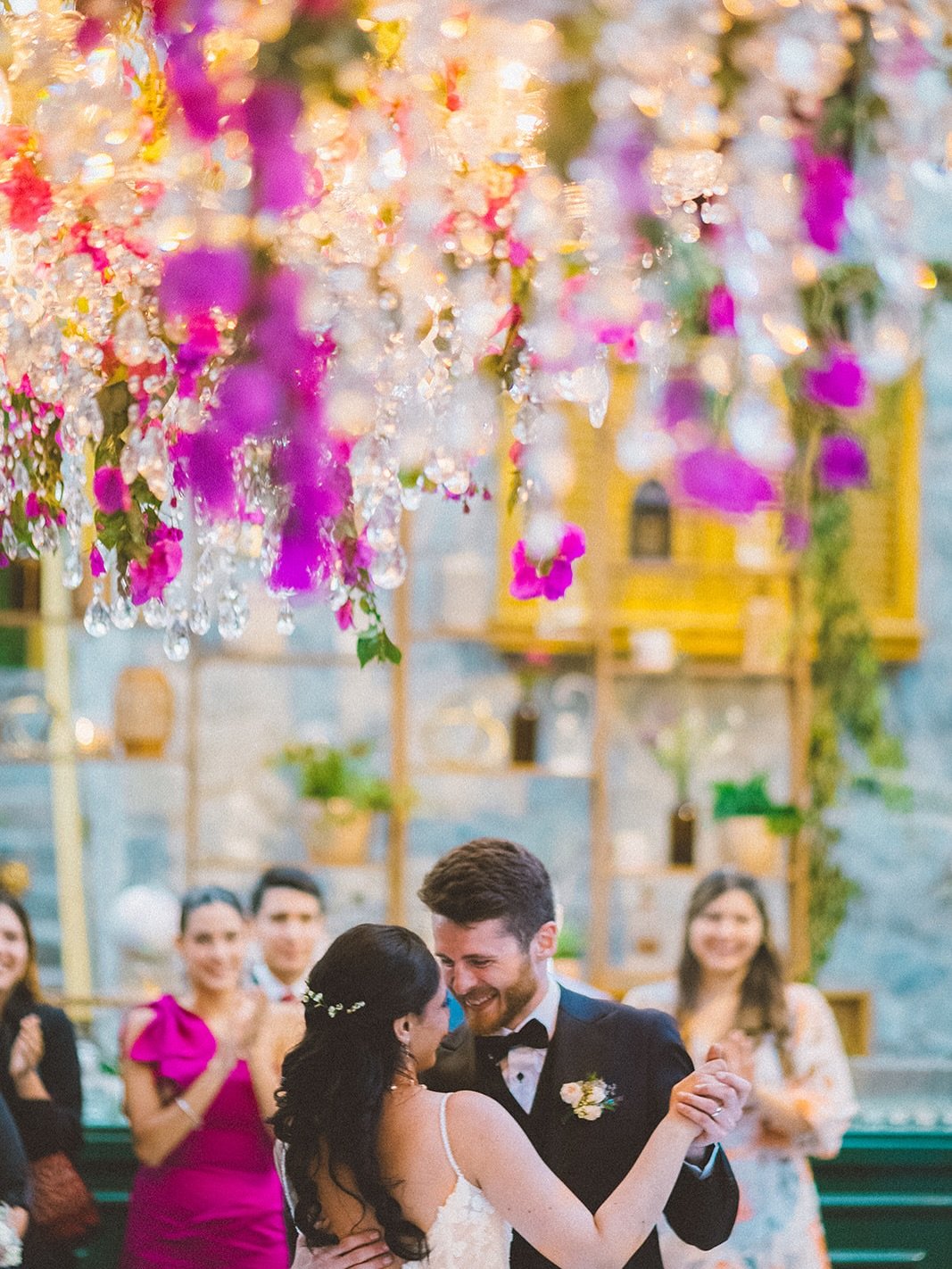 Cuando los novios crean un mundo magico de ensue&ntilde;os 😍 fue un placer capturar loa detalles de esta boda inspirada en Alice in wonderland en combinado con la arquitectura de un  lugar tan hermoso como lo es @qhali.qai Lodge naturista inspirado 