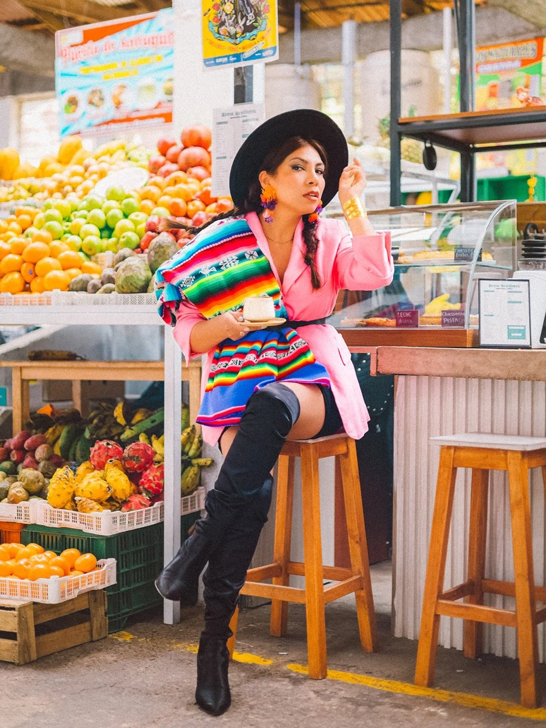 Chola elegante. ☕️✨
Crec&iacute; viendo mujeres peruanas fuertes, trabajadoras, coloridas y llenas de car&aacute;cter.
Esta sesi&oacute;n fue un peque&ntilde;o homenaje a ellas.
A nuestras ra&iacute;ces.
A los mercados llenos de vida.
Al caf&eacute; 
