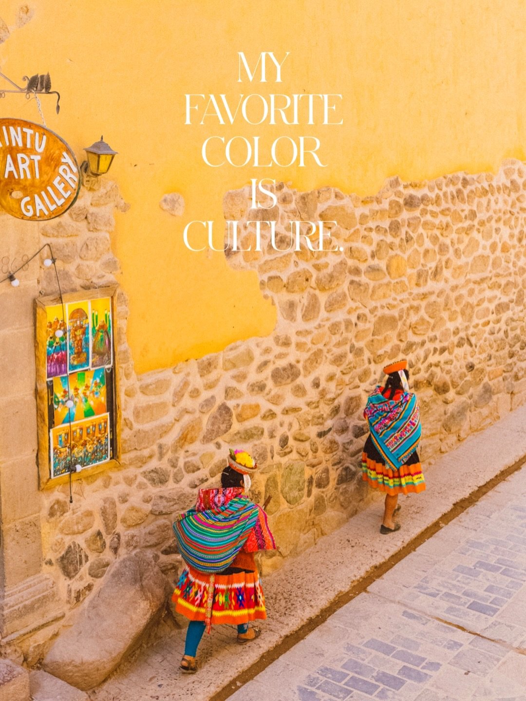 Creo que por eso amo tanto Per&uacute;&hellip;
porque aqu&iacute; hasta los colores cuentan historias. 🌈
Cada calle, cada textil, cada sonrisa y cada celebraci&oacute;n ancestral se siente viva.
Y como fot&oacute;grafa&hellip; vivo para eso. Para el