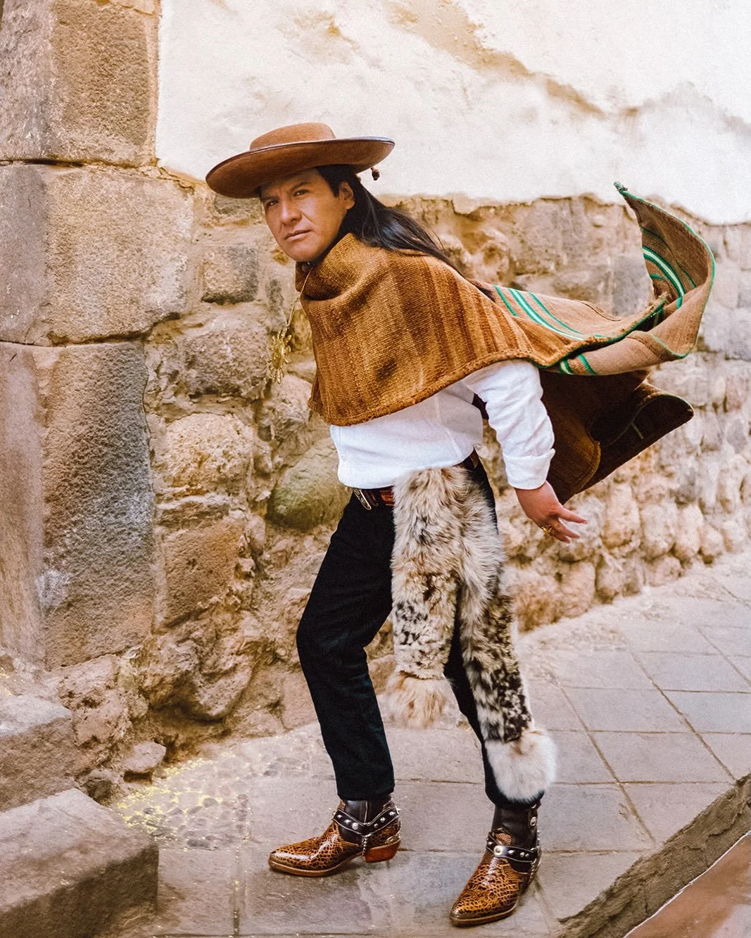 Esto es lo que iba a poner para el post del poncho! CH&rsquo;OLO FINO 🇵🇪
Una celebraci&oacute;n de la identidad andina contempor&aacute;nea, fotografiada en las calles de Cusco.
Para esta editorial quisimos reunir elementos profundamente ligados a 