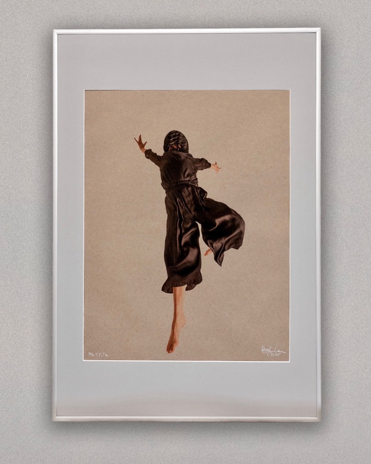 9000 / Nova sarja (2025)
50 x 70 cm, pigmenttituloste kierr&auml;tyspaperille
Valokuvaus ja tulostus: Vesa Loikas
Esiintyj&auml;: Maria Nurmela

Vesa Loikas @vloikas , Maria Nurmela @mariaelenanur , Jane Sheldon @j.shhhh , Jaakko Vastapuu @vastap