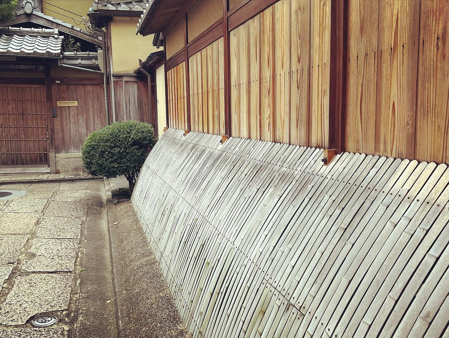 Inukaeshi in Kyōto 

京都の犬返し

#Kyoto #Inukaeshi #犬返し #京都 #Machiya #町屋