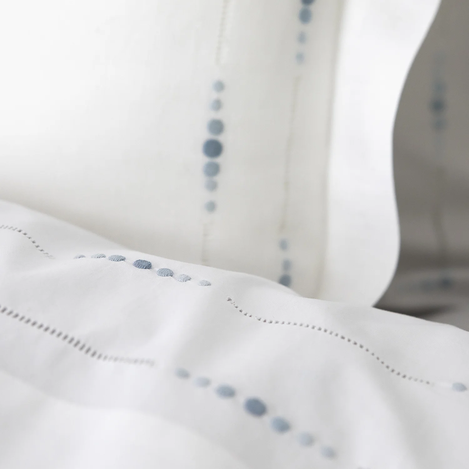 beddingcollection_Anjou_whitegreyblue_detail_print.jpg