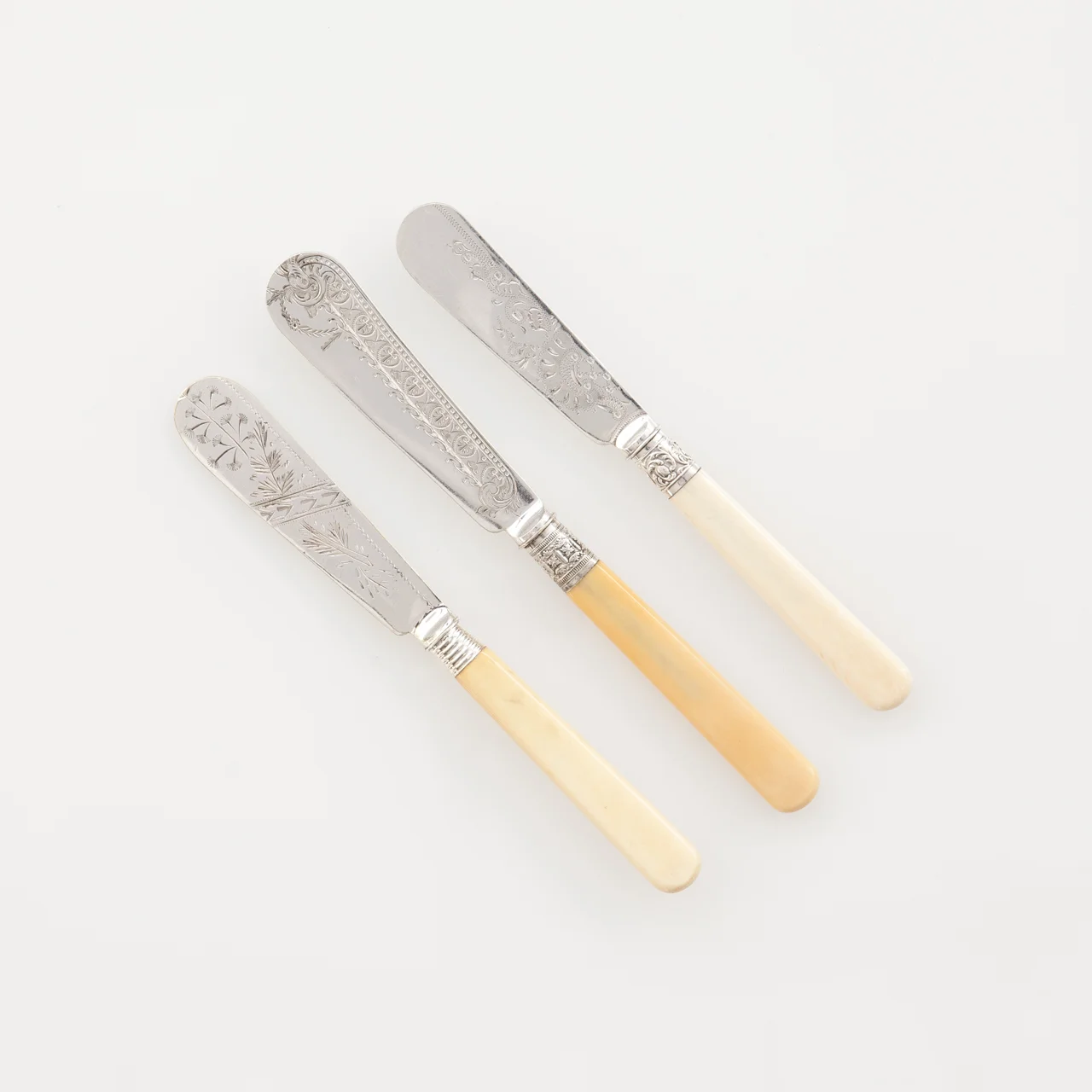 vintagecollection_set_of_3_ivory_handled_cheese_knives_silver.jpg