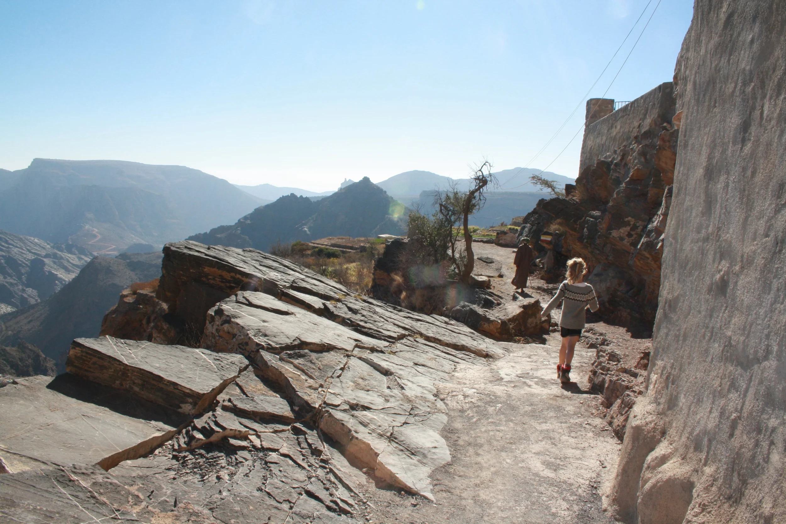 Ung og gammel på tur i fjellområdet Jebel Akhdar. Foto: Kjersti S. Macdonald Aursnes