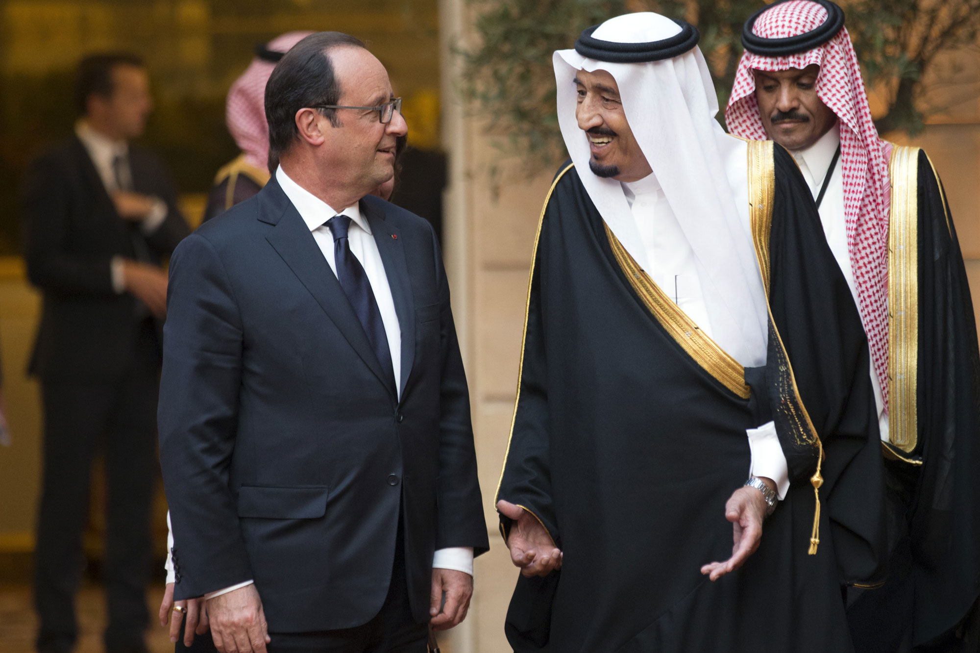 Frankrikes President François Hollande og Saudi-Arabias Kong Salman i hyggelig samtale. Foto: Philippe Wojazer / Reuters