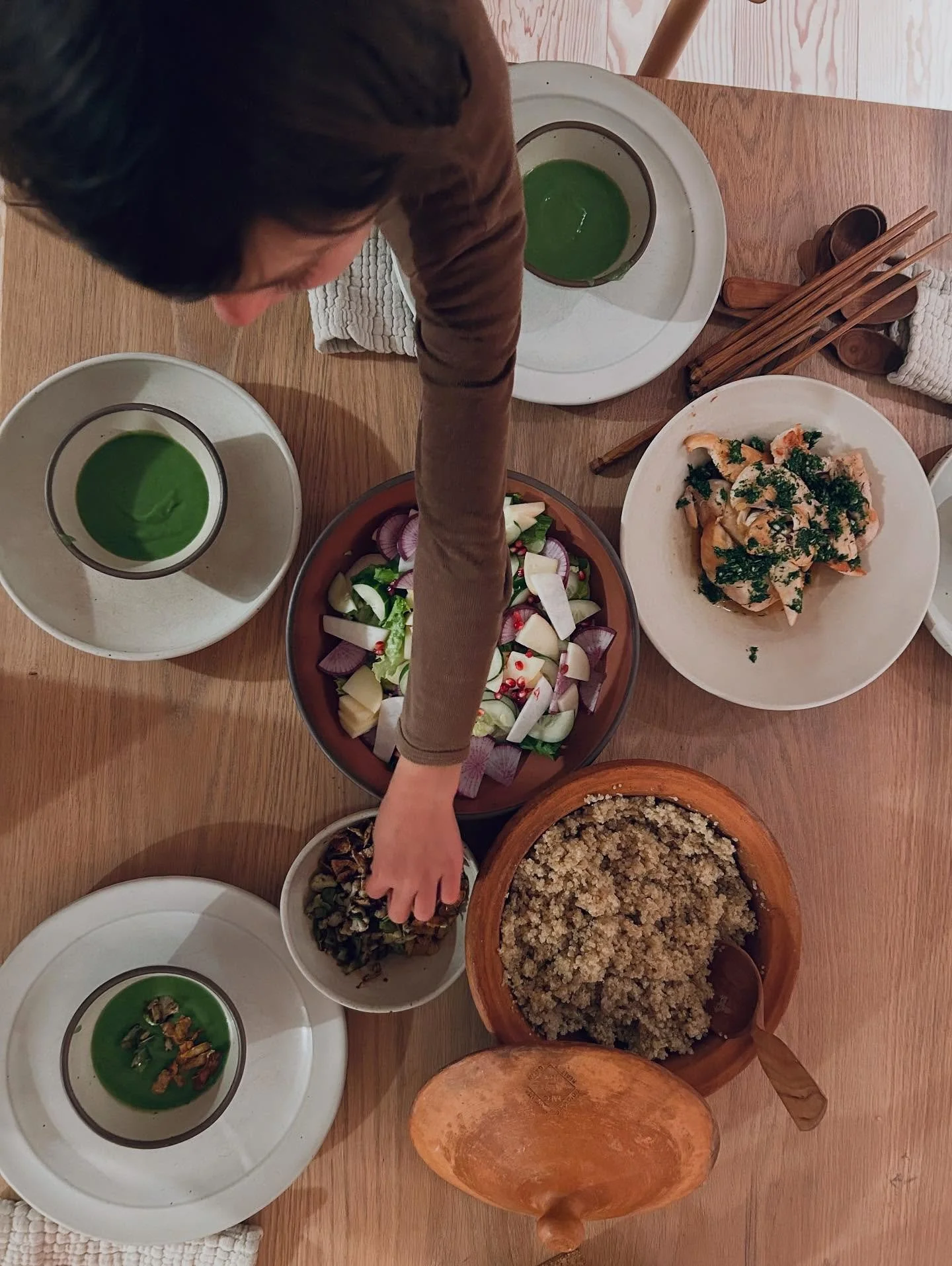 Potato cauliflower leek spinach soup inspired by @pierceabernathy topped with crispy potato skins. Avocado oil pan fried chicken tenders with a dill and scallion gremolata. And my favorite part of every meal - the salad - tonight with pomegranates an