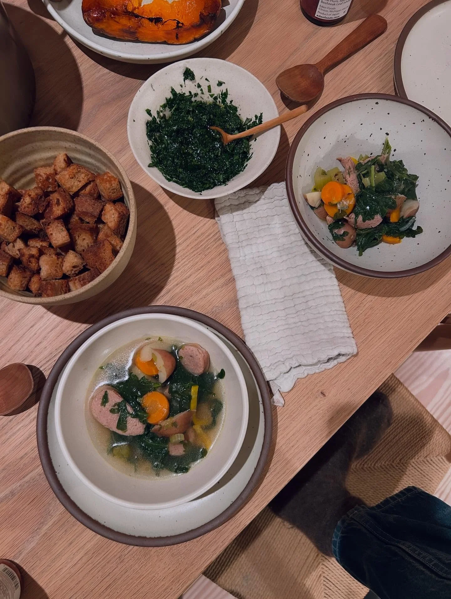 My favorite cozy fall meal! Chicken sausage soup with carrots, celery, fennel, lots of leeks, baby kale, yellow pepper, and fingerling potatoes. I turned our millet quinoa sourdough into avocado oil crispy croutons and they are just so delicious soak