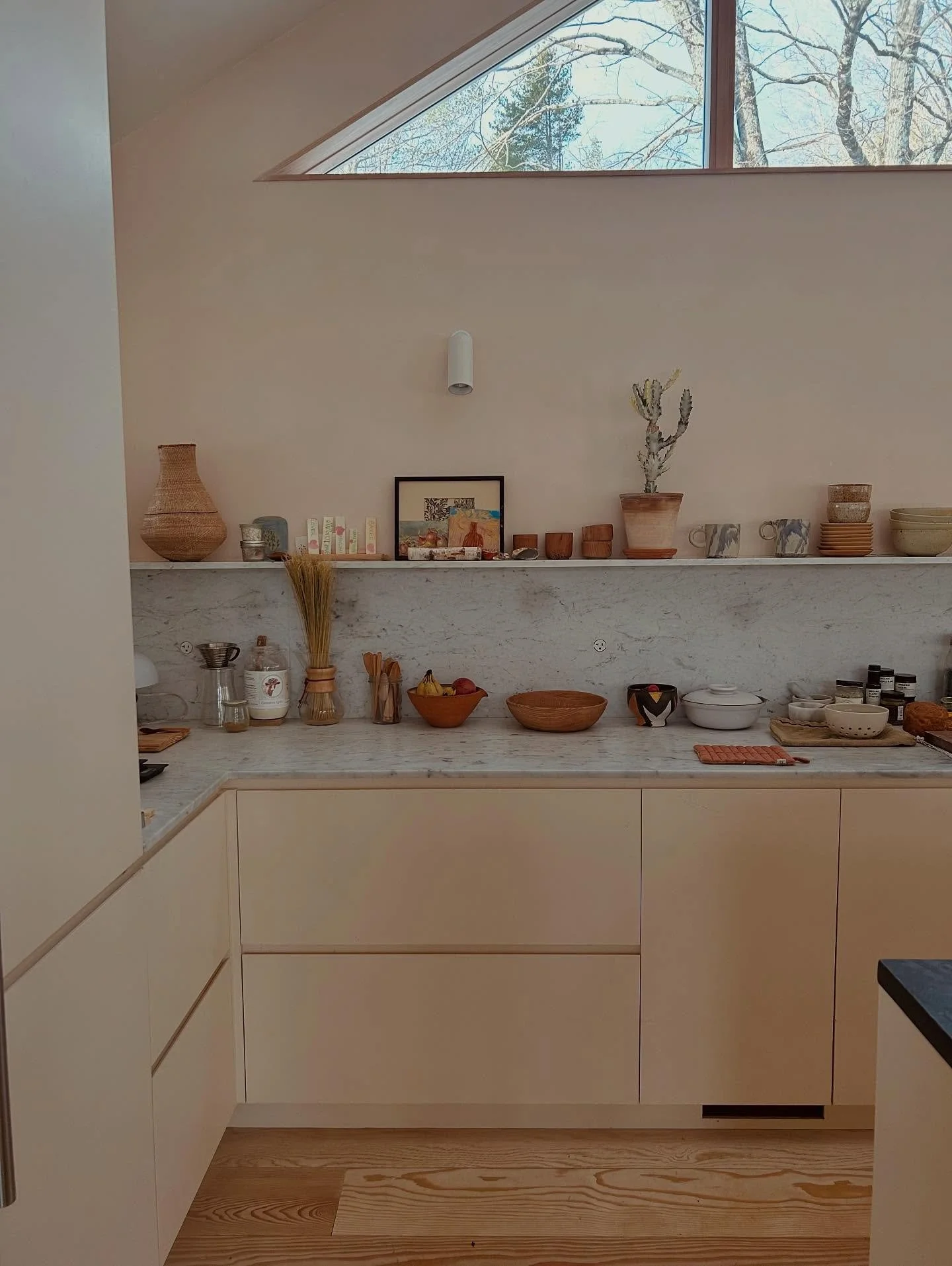 Morning and night vibes in this cozy kitchen corner. The walls are lime plaster with mineral pigments I mixed to get the perfect warm creamy pale peachy tones. The cabinets are @clarepaint color match to Benjamin moore color but free of vocs and isoc