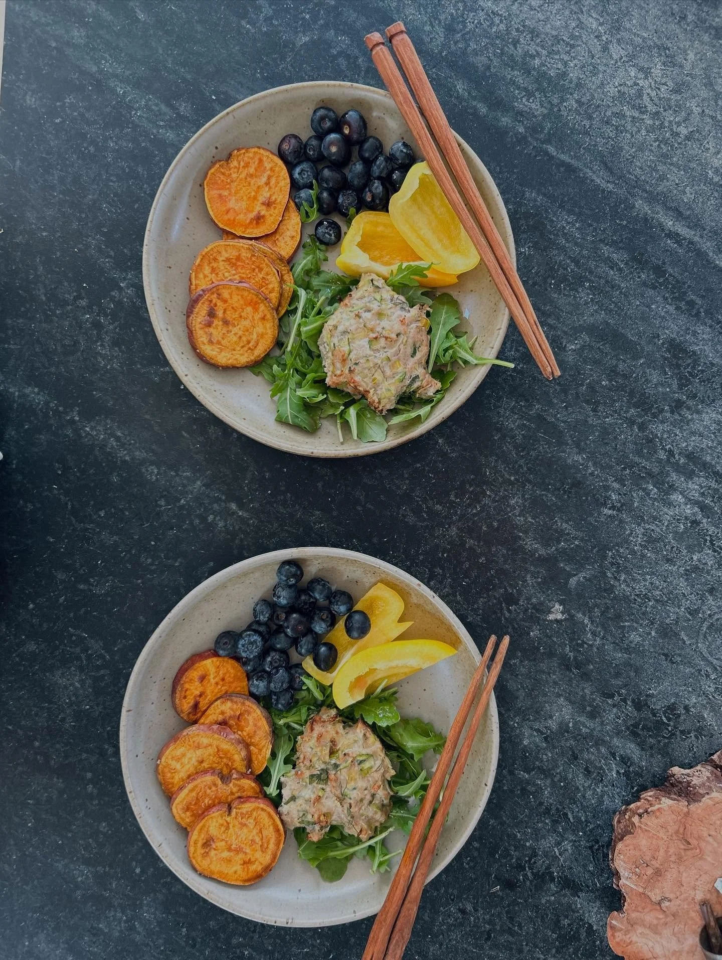 A super easy prep and simple colorful lunch for the girls - full of antioxidants, protein, folate, and vit A. I love these organic turkey patties with grated zucchini and leeks and fresh herbs! I switch up the seasoning on these all the time and they