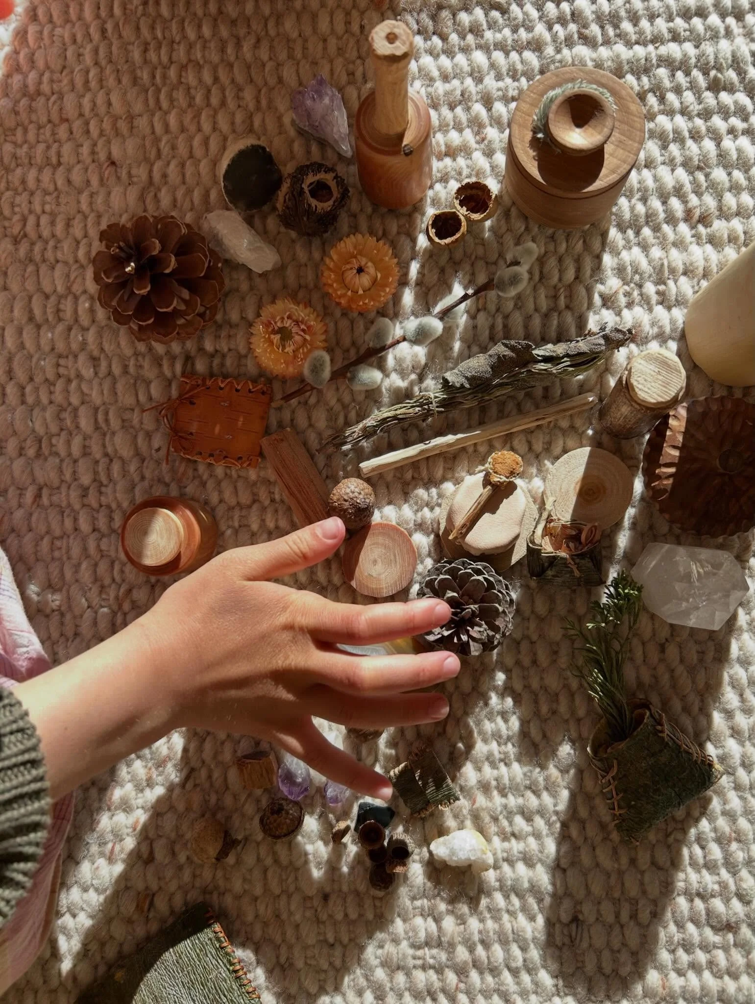 Kid collections, medicine baskets, natures treasures, fat wood jars, crystals, dried herbs. Simple beauty. Curiosity. Imagination. Childhood ❤️ #natureschool #homeschool #earthschool