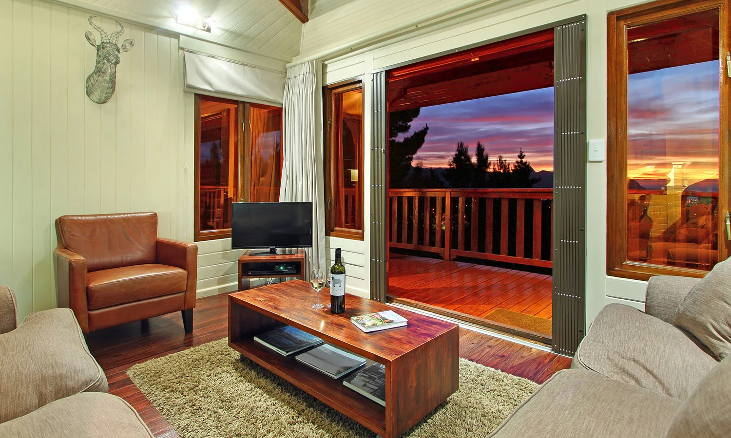 LL_PZ_lounge-3.jpg