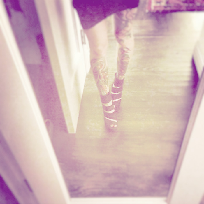 I'm terrible at being girlie. I wear shitty jean, T-shirts and 10 year old boots 99% of the time, but every once and a while you gotta bust those leggies out. Occasion for documentation.